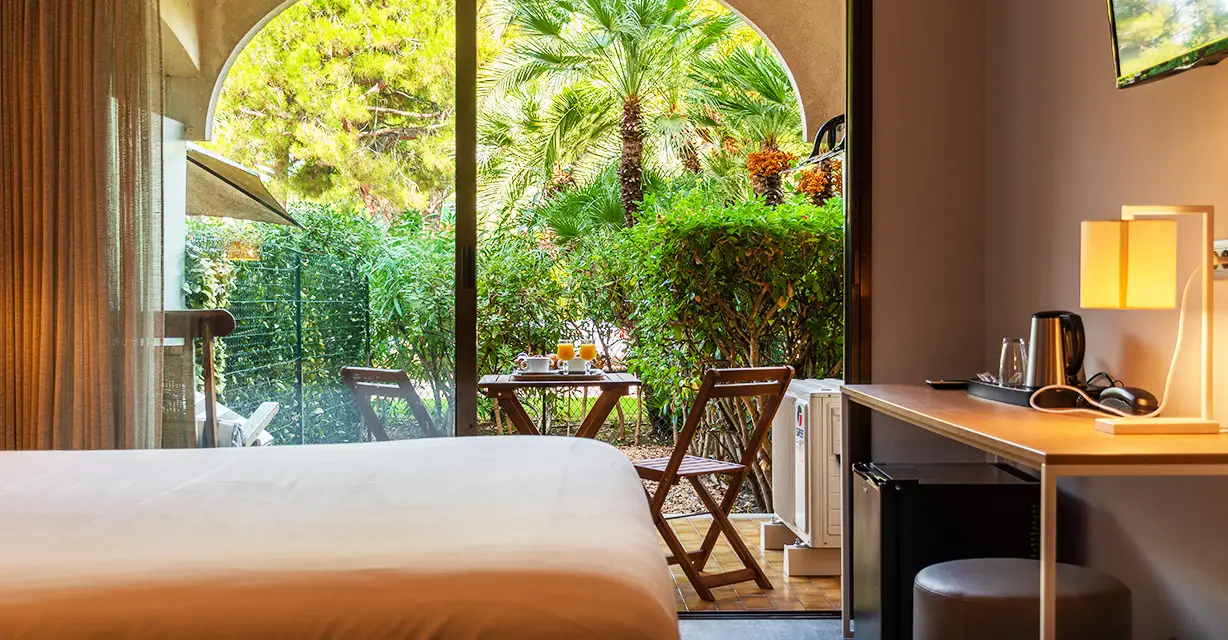 Chambre  spacieuse avec jardin terrasse - Hôtel Bahia - Villeneuve Loubet - Côte d'Azur - France