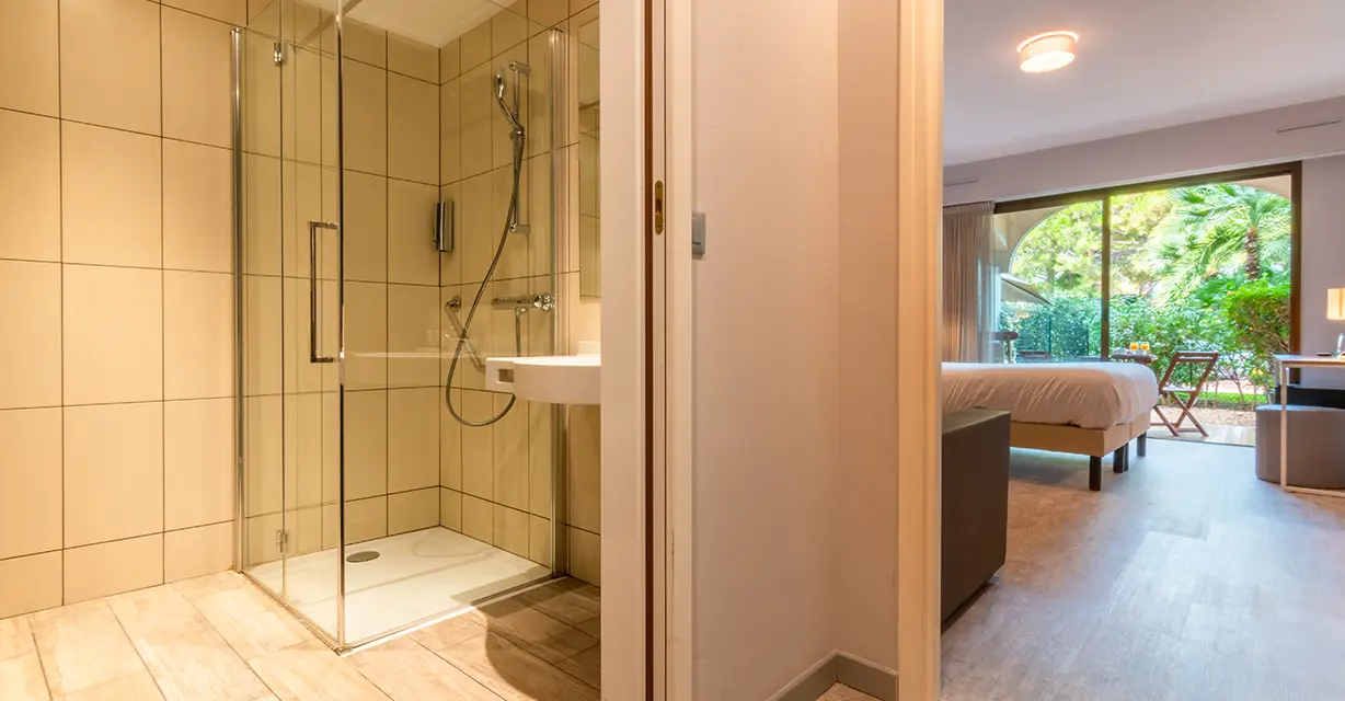 Chambre  spacieuse avec jardin terrasse - Hôtel Bahia - Villeneuve Loubet - Côte d'Azur - France