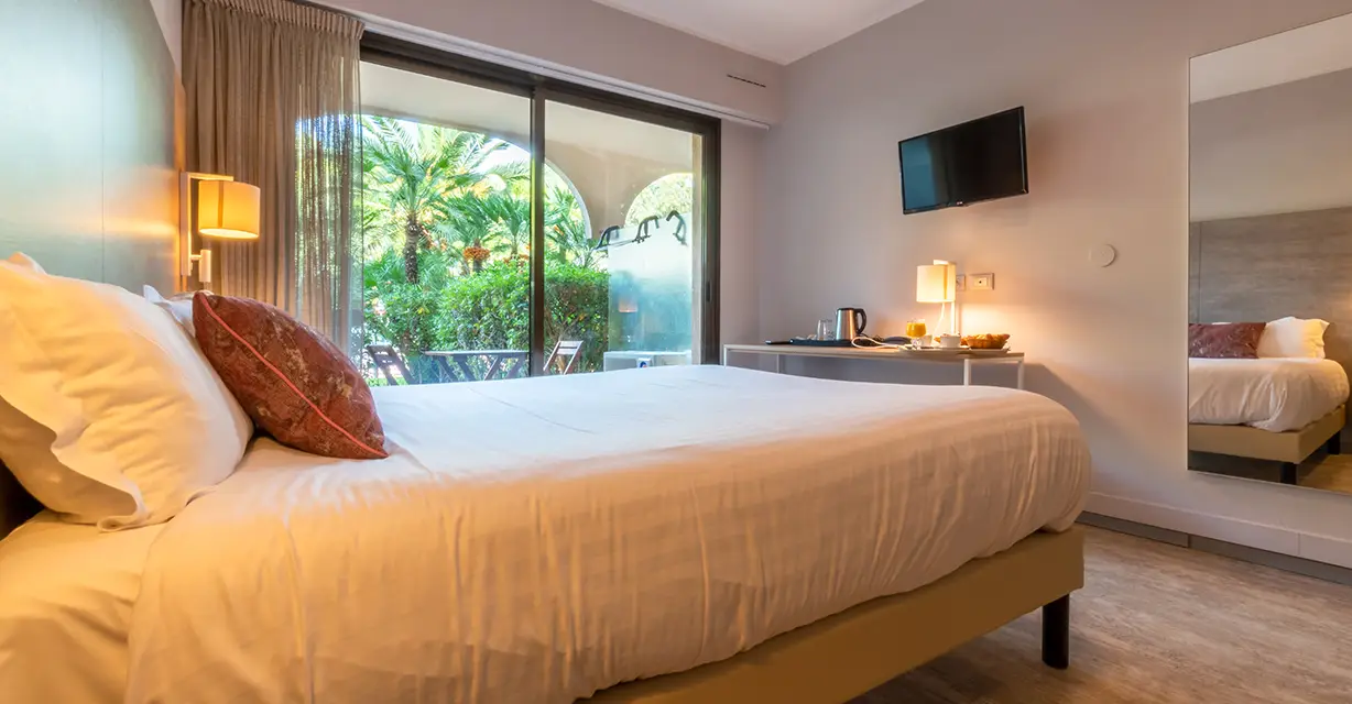 Chambre  spacieuse avec jardin terrasse - Hôtel Bahia - Villeneuve Loubet - Côte d'Azur - France