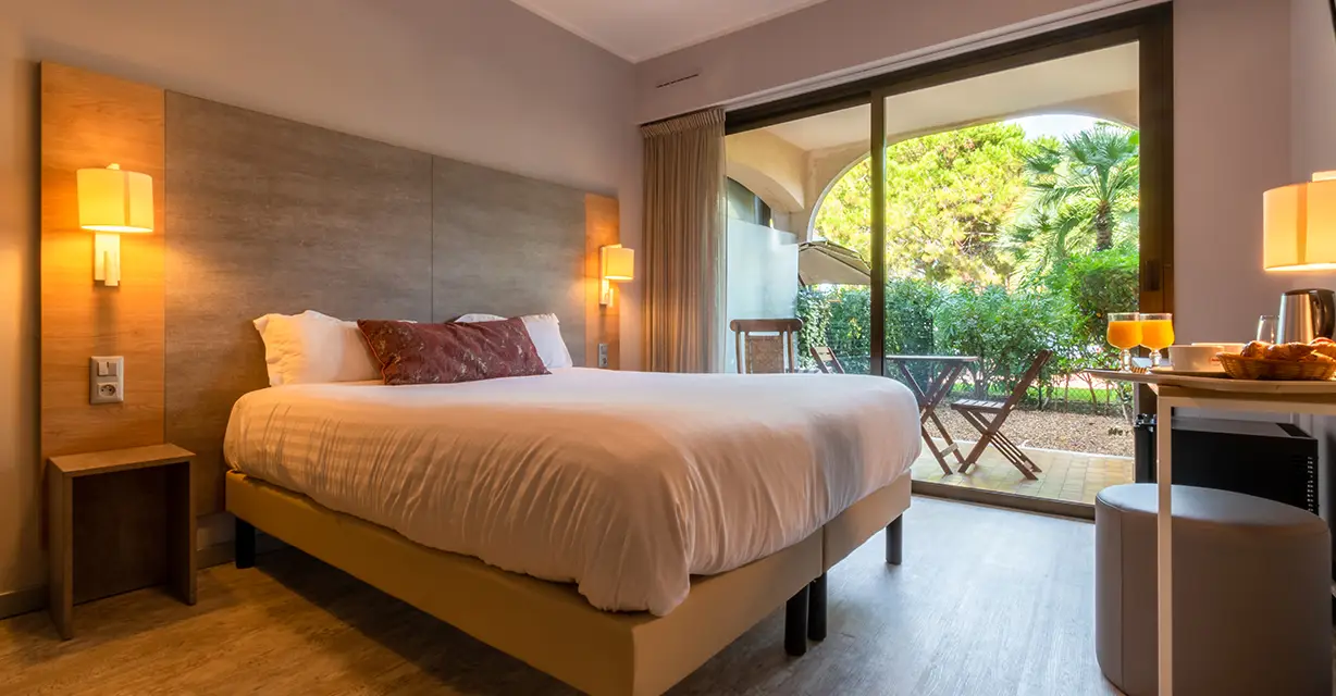 Chambre  spacieuse avec jardin terrasse - Hôtel Bahia - Villeneuve Loubet - Côte d'Azur - France