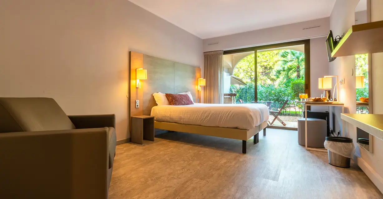 Chambre  spacieuse avec jardin terrasse - Hôtel Bahia - Villeneuve Loubet - Côte d'Azur - France