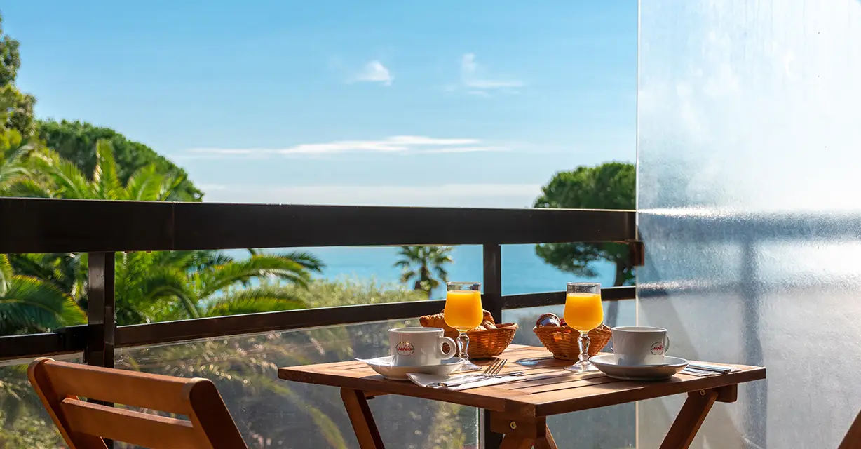 Chambre avec terrasse vue mer - Hôtel Bahia - Villeneuve Loubet - Côte d'Azur - France