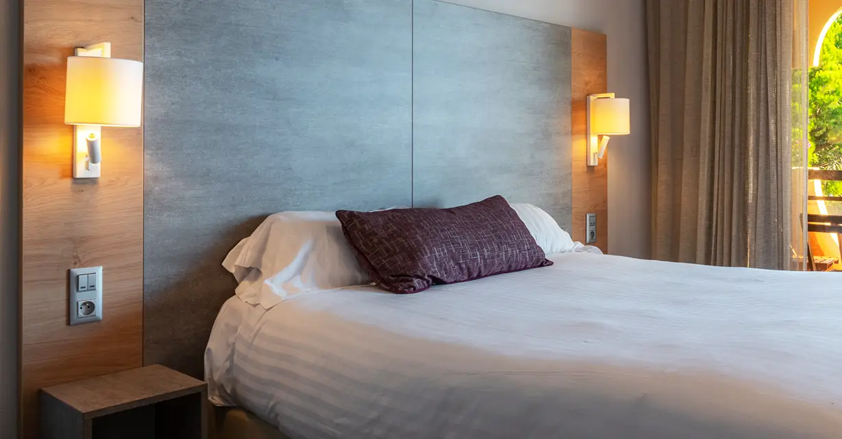 Chambre spacieuse avec terrasse - Hôtel Bahia - Villeneuve Loubet - Côte d'Azur - France